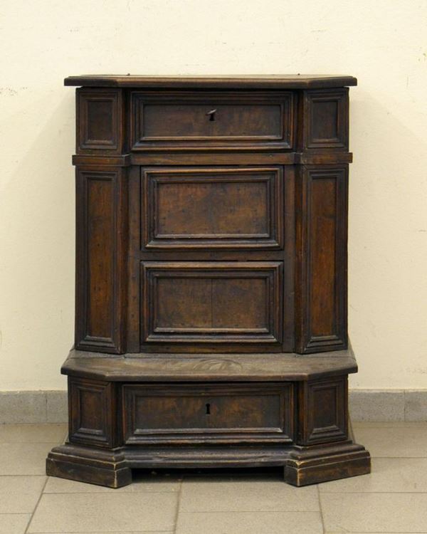 Inginocchiatoio, Italia centrale, sec. XVIII, in noce  - Asta GIOIELLI, ARREDI, DIPINTI E OGGETTI D'ARTE - Poggio Bracciolini Casa d'Aste