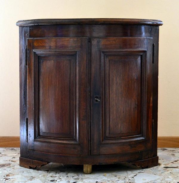 Angoliera, sec. XIX, in noce, due sportelli  - Asta GIOIELLI, ARREDI, DIPINTI E OGGETTI D'ARTE - Poggio Bracciolini Casa d'Aste