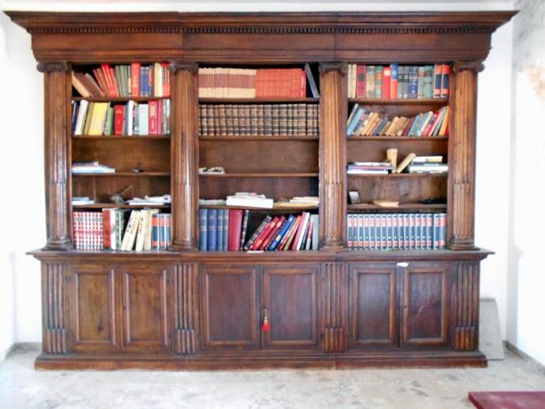 Libreria, Umbria, sec. XVIII, in castagno, mezze colonne