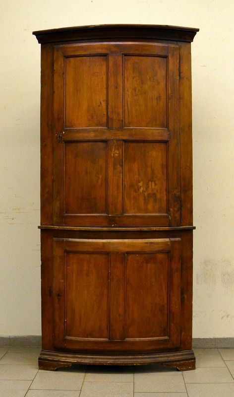 Angoliera, sec. XIX, in noce, due sportelli sformellati,