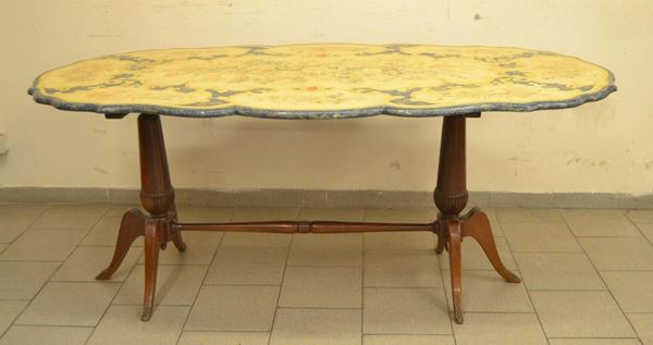 Tavolo, sec. XX, piano ovale in scagliola decorata a fiori,