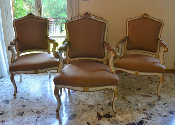 Quattro poltroncine, sec. XIX, in legno laccato, braccioli ricurvi,