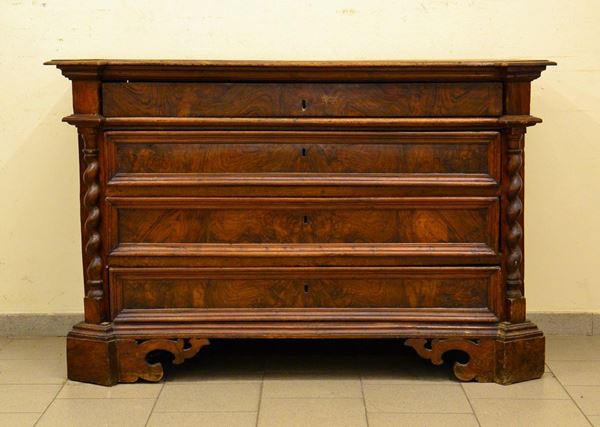 Cassettone, Umbria, sec. XVII, in noce e radica,