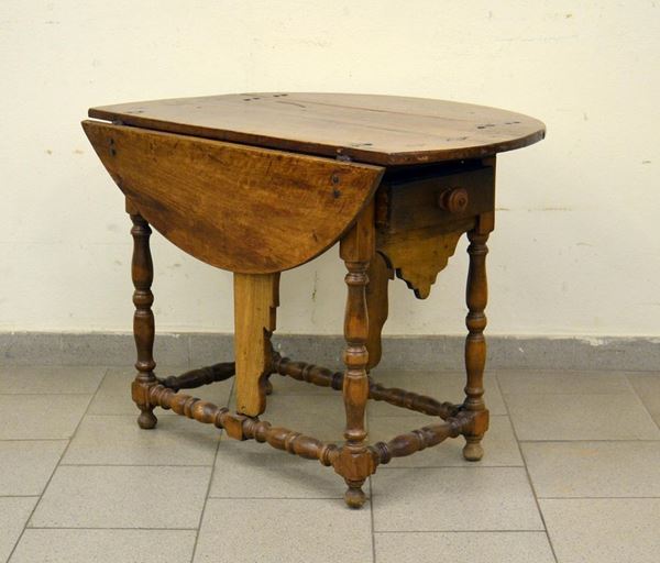 Tavolino, sec. XVIII, in noce, un cassetto, alette laterali,