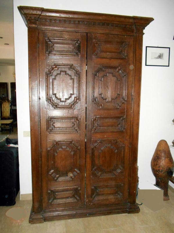 Armadio, in stile 600, in castagno, due sportelli intagliati,