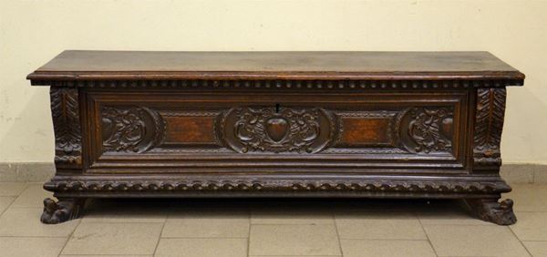 Cassapanca, Lombardia, sec. XVII, in noce, fronte intagliato,