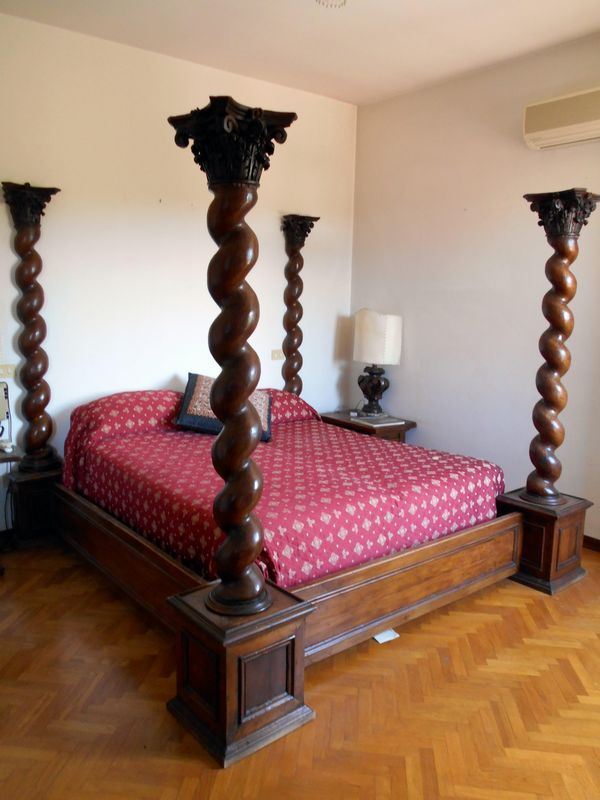 Letto a baldacchino, sec. XX, in castagno, colonne a torciglione