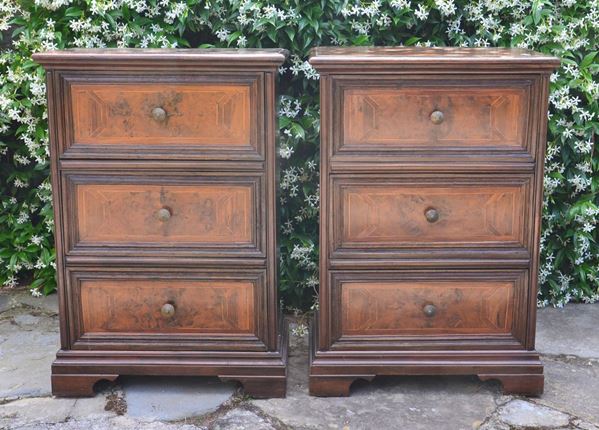 Coppia di comodini, in stile 700, in noce filettato,&nbsp;&nbsp;&nbsp;&nbsp;&nbsp;&nbsp;&nbsp;&nbsp;&nbsp;&nbsp;&nbsp;&nbsp;&nbsp;&nbsp;&nbsp;&nbsp;&nbsp;&nbsp;&nbsp;&nbsp;&nbsp;&nbsp;