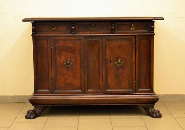 Credenza, Italia centrale, sec. XVII, in noce, due sportelli,