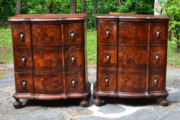 Coppia di comodini, in stile 700, in noce, fronte mosso a