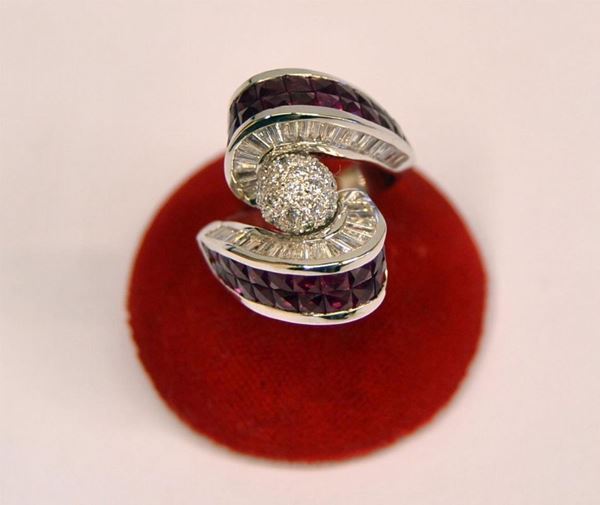 ANELLO IN ORO BIANCO, DIAMANTI E RUBINI