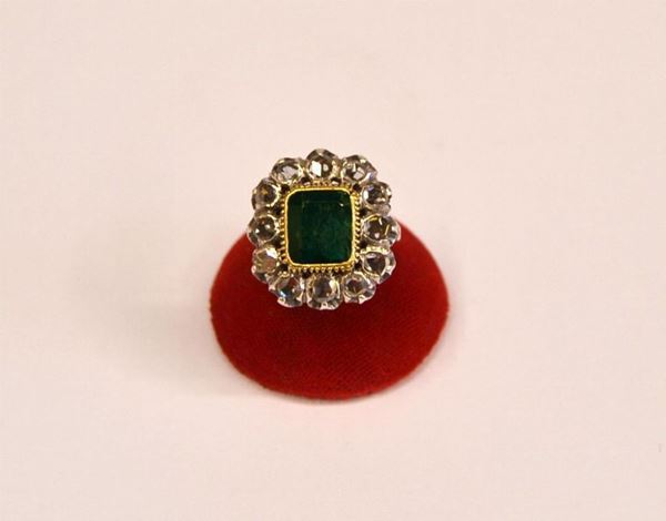 ANELLO, INIZI SEC. XX, IN ORO ROSSO, SMERALDO E DIAMANTI     