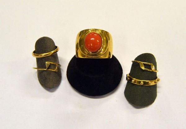 ANELLO IN ORO GIALLO E CORALLO