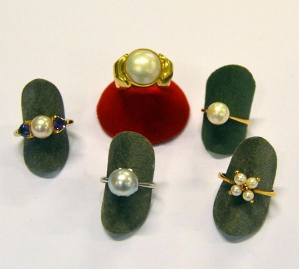 CINQUE ANELLI IN ORO GIALLO, ORO BIANCO E PERLE