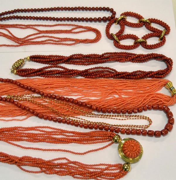 SETTE COLLANE ED UN BRACCIALE IN ORO