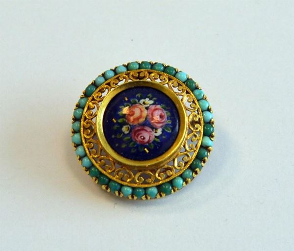 SPILLA IN ORO GIALLO, TURCHESE E SMALTO  - Asta MOBILI, DIPINTI, OGGETTI D'ARTE E GIOIELLI - Poggio Bracciolini Casa d'Aste