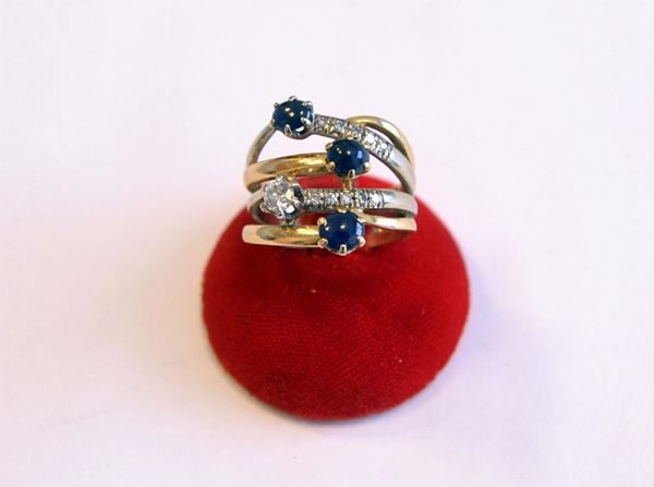 ANELLO IN ORO GIALLO, ORO BIANCO, ZAFFIRI E BRILLANTI