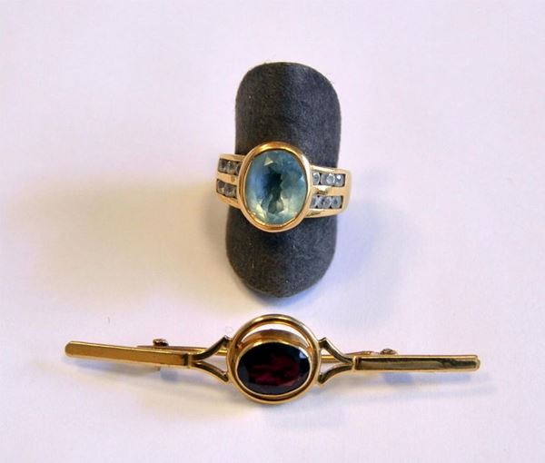 ANELLO IN ORO GIALLO, ACQUAMARINA E PIETRE