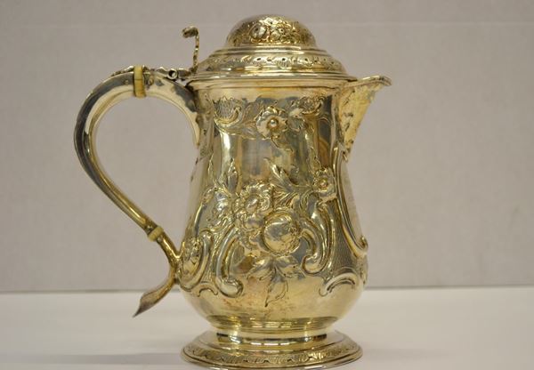 Tankard, Londra 1925, in argento decorato da volute e fiori, alt. cm 20,5,