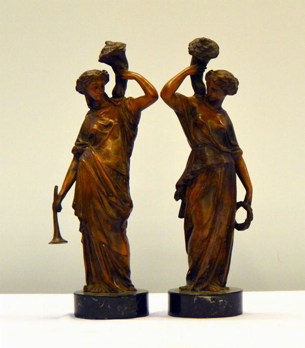 Due sculture, inizi sec. XX, raffiguranti muse, base