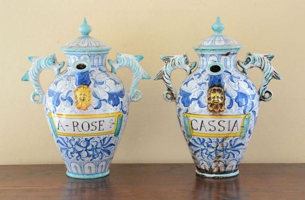Coppia di versatoi, in stile 700,