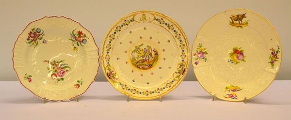 Tre piatti, inizi sec. XIX, uno manifattura Ginori, in porcellana bianca