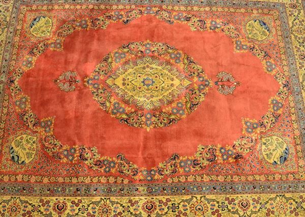 Tappeto persiano, sec. XX, fondo rosso  - Asta MOBILI, DIPINTI, OGGETTI D'ARTE E GIOIELLI - Poggio Bracciolini Casa d'Aste