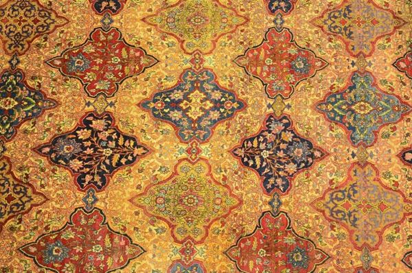 Tappeto persiano, inizi sec. XX, fondo avana con  - Asta MOBILI, DIPINTI, OGGETTI D'ARTE E GIOIELLI - Poggio Bracciolini Casa d'Aste
