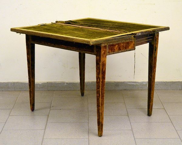 Tavolino da gioco, sec. XIX, in legno rivestito in tessuto broccato,