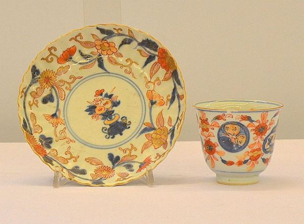 Tazza e piattino, Giappone, sec. XIX, in porcellana