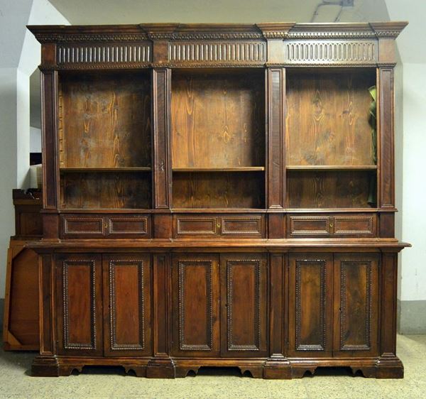 Libreria, in stile 700, in noce intagliato, sei sportelli,