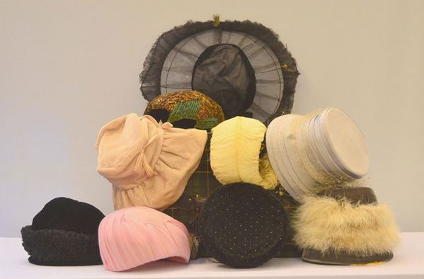 Nove cappelli da signora, inizi sec. XX, in stoffa e
