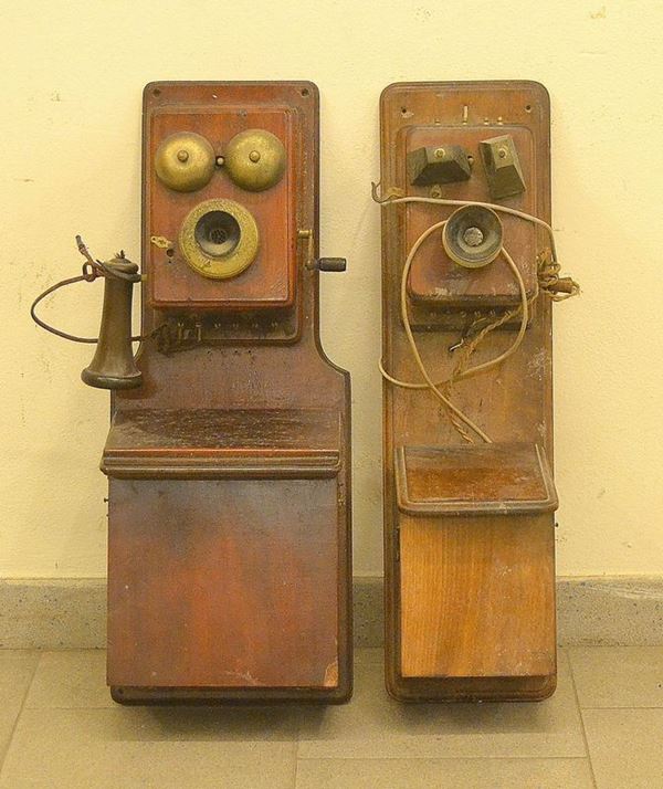 Due telefoni da parete, inizi sec. XX,