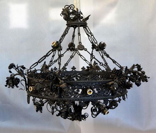 Lampadario, in stile rinascimento, in ferro battuto,