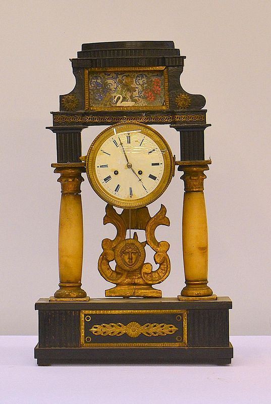 Orologio da tavolo, sec. XIX, in legno, mostra circolare in  - Asta MOBILI, DIPINTI, OGGETTI D'ARTE E GIOIELLI - Poggio Bracciolini Casa d'Aste