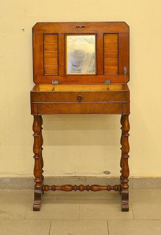 Tavolino da lavoro, fine sec. XIX, in noce,  - Asta MOBILI, DIPINTI, OGGETTI D'ARTE E GIOIELLI - Poggio Bracciolini Casa d'Aste