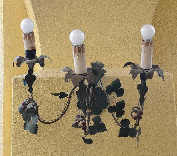Quattro applique, sec. XX, in ferro battuto con