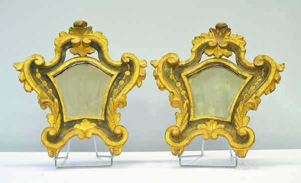 Coppia di ventoline, sec. XVIII, in legno laccato e