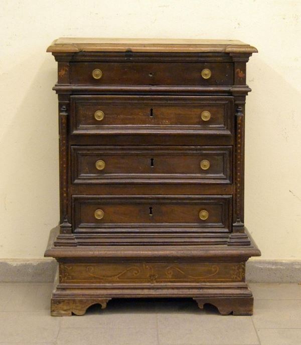 Credenzino, sec. XVIII, in noce, quattro  - Asta MOBILI, DIPINTI, OGGETTI D'ARTE E GIOIELLI - Poggio Bracciolini Casa d'Aste