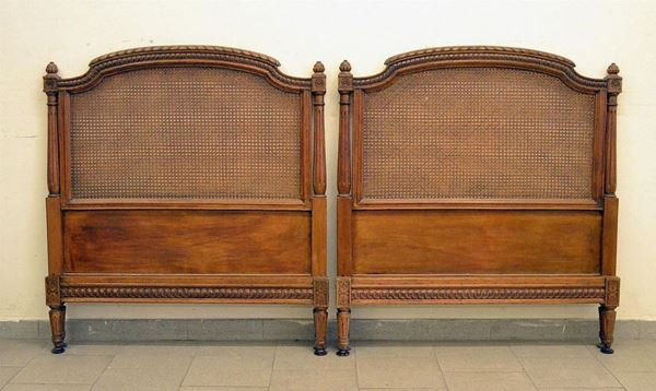 Due letti singoli, Francia, sec. XIX, in rovere e  - Asta MOBILI, DIPINTI, OGGETTI D'ARTE E GIOIELLI - Poggio Bracciolini Casa d'Aste