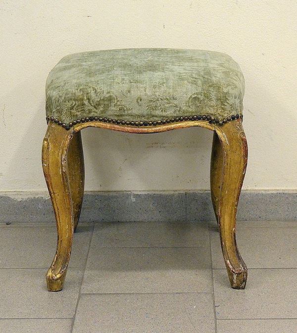 Panchetto sec. XVIII, in legno laccato e sagomato,
