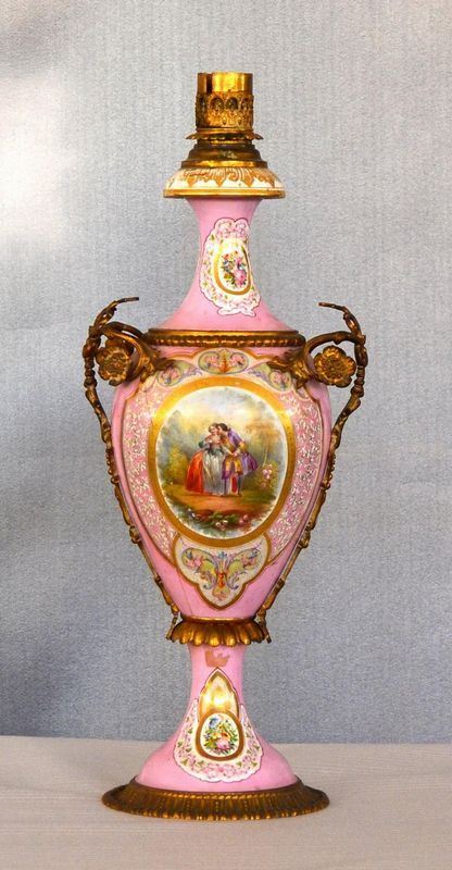 Lume da tavolo, inizi sec. XX, in porcellana decorata a