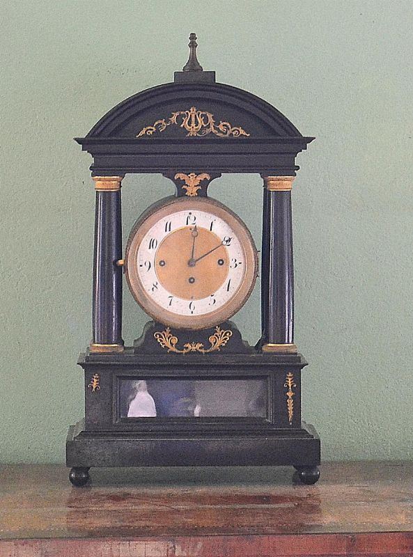 Orologio da tavolo, Impero, in legno ebanizzato, quattro colonne,
