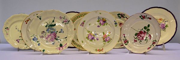Due coppie di piatti, sec. XIX, in maiolica decorata a fiori