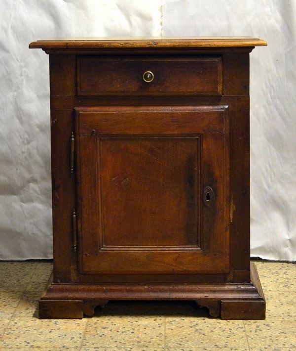 Comodino, sec. XX, in noce, uno sportello e  - Asta MOBILI, DIPINTI, OGGETTI D'ARTE E GIOIELLI - Poggio Bracciolini Casa d'Aste