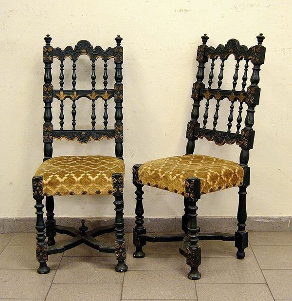 Coppia di sedie, sec. XIX, in legno laccato verde e intagliato,