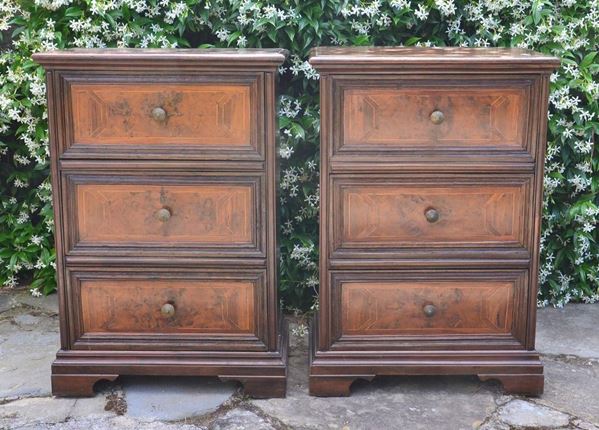 Coppia di comodini, in stile 700, in noce filettato,&nbsp;&nbsp;&nbsp;&nbsp;&nbsp;&nbsp;&nbsp;&nbsp;&nbsp;&nbsp;&nbsp;&nbsp;&nbsp;&nbsp;&nbsp;&nbsp;&nbsp;&nbsp;&nbsp;&nbsp;&nbsp;&nbsp;