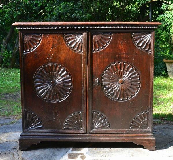 Credenza, Italia centrale, sec. XVIII, in noce intagliato,