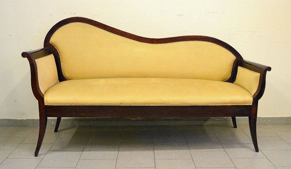 Dormeuse, sec. XIX, in noce sagomato, imbottita e