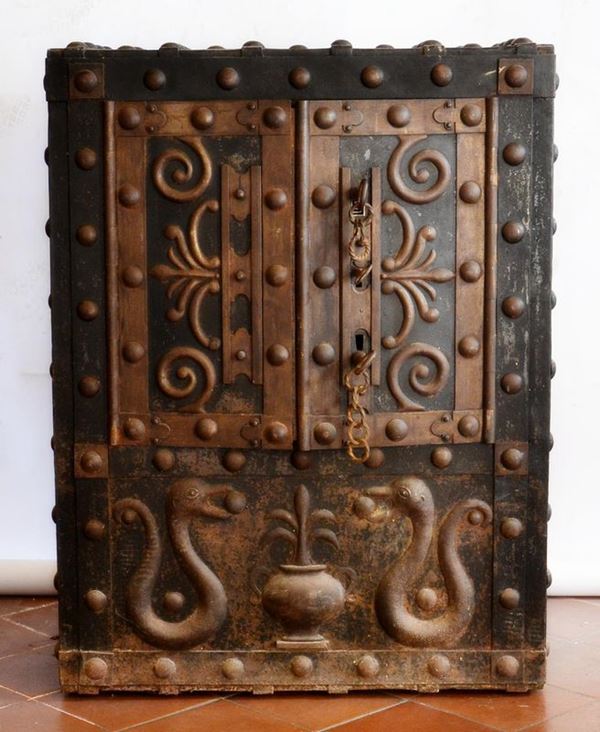 Cassaforte, Spagna, sec. XVIII, in ferro,  - Asta MOBILI, DIPINTI, OGGETTI D'ARTE E GIOIELLI - Poggio Bracciolini Casa d'Aste